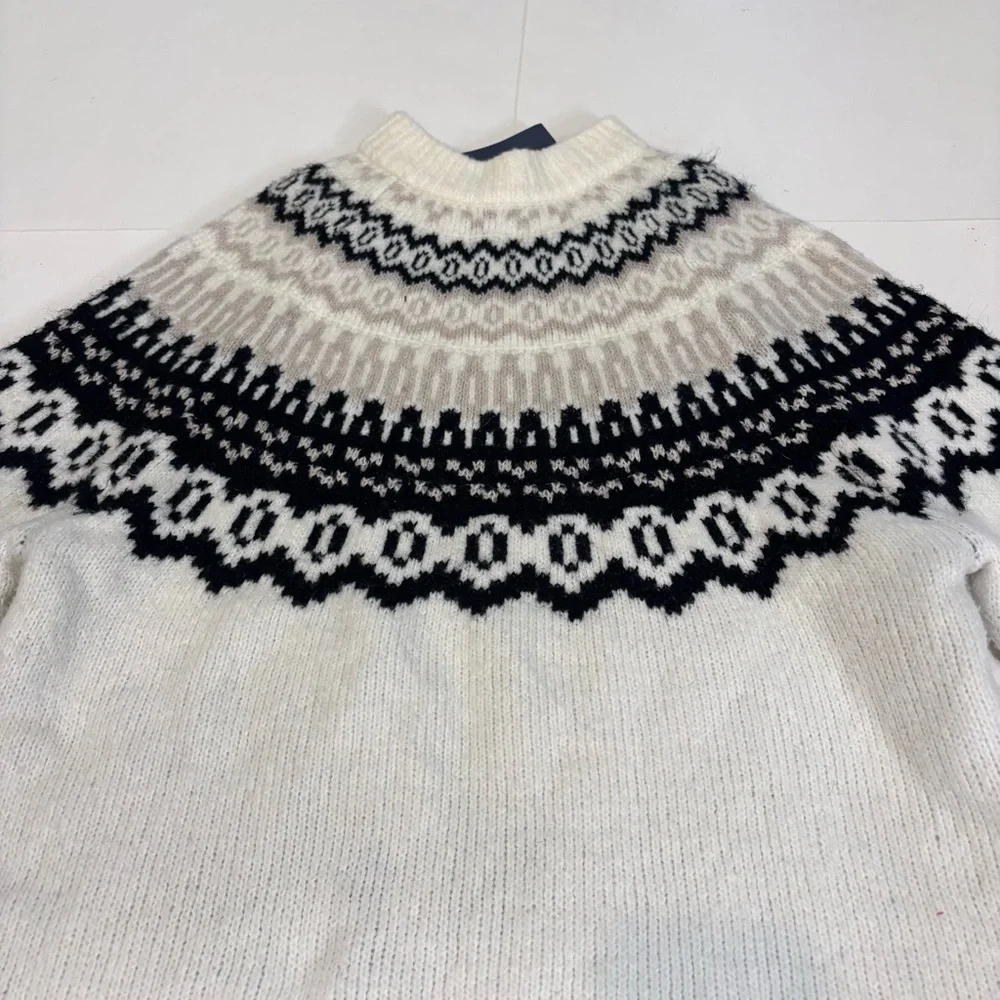 Universal Thread Black and Cream Turtleneck Sweater